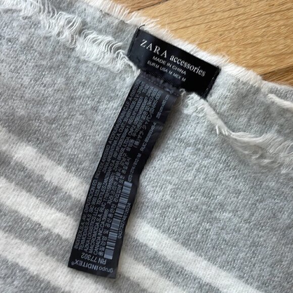 🤍 Zara Large Acrylic white light grey warm blanket scarf - Picture 5 of 6